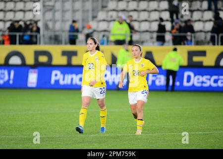 Madalina Tatar e Carmen Marcu alla fine del gioco di calcio femminile amichevole Romania vs Marocco 12.04.2023 , Bucarest , Cristi Stavri Foto Stock