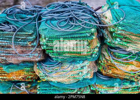 Reti da pesca ripiegate e pronte per andare ad una spiaggia di Bang, Hoi An, Vietnam Foto Stock