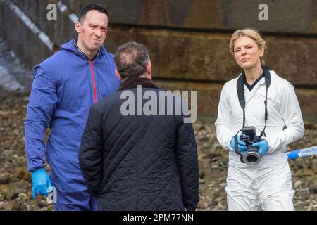 Silent Witness Films sulle rive del Tamigi a Londra. Foto Stock