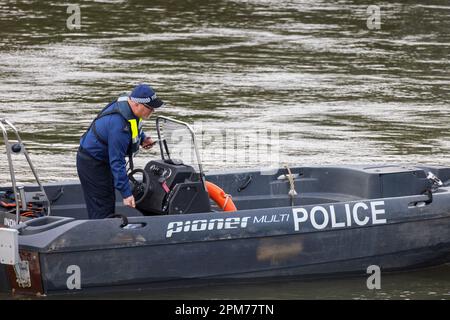 Silent Witness Films sulle rive del Tamigi a Londra. Foto Stock