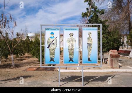 Una serie di segni, immagini, che dimostrano il modo corretto di tenere un fucile, pistola per i militari, forze armate in formazione. A Nukus, Karakalpakstan, Uzbe Foto Stock