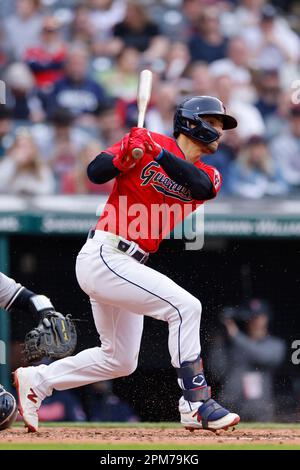 CLEVELAND, OH - 11 APRILE: La seconda base dei Cleveland Guardians Andres Gimenez (0) si arenò nel terzo inning di una partita della MLB contro i New York Yankees l'11 aprile 2023 al Progressive Field di Cleveland, Ohio. (Joe Robbins/immagine dello sport) Foto Stock