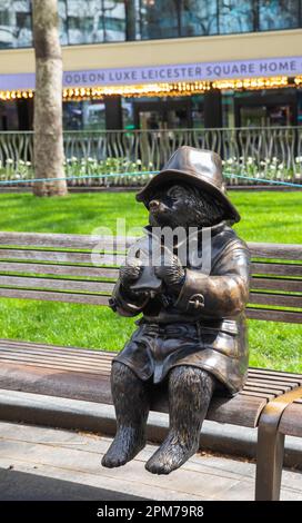Statua bronzea dell'orso di Paddington su una panchina a Leicester Square, Londra, regno unito Foto Stock
