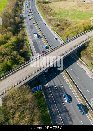 Il traffico delle vacanze pasquali è stato accompagnato in code sulla M5 vicino all'incrocio dell'autostrada M4 vicino a Bristol, Regno Unito. Foto Stock