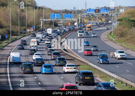 Il traffico delle vacanze pasquali è stato accompagnato in code sulla M5 vicino all'incrocio dell'autostrada M4 vicino a Bristol, Regno Unito. Foto Stock