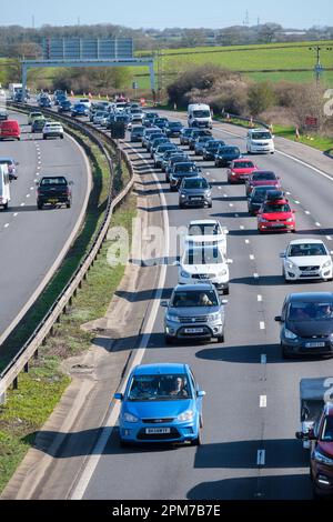 Il traffico delle vacanze pasquali è stato accompagnato in code sulla M5 vicino all'incrocio dell'autostrada M4 vicino a Bristol, Regno Unito. Foto Stock