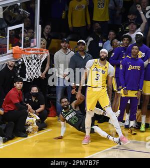 Los Angeles, Stati Uniti. 11th Apr, 2023. Il Los Angeles Lakers Center Anthony Davis fouls Minnesota Timberwolves Mike Conley su tre, con la guardia veterana che invia il gioco a straordinari con tre tiri gratuiti alla fine del quarto trimestre alla Crypto.com Arena di Los Angeles il 11 aprile 2023. I Lakers avanzano ai playoff con una vittoria di $108-102 sopra i Timberwolves. Foto di Jim Ruymen/UPI Credit: UPI/Alamy Live News Foto Stock