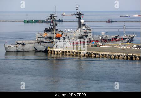 Navi della Marina delle Filippine nel porto di Manila : nave cisterna BRP lago Caliraya (AF-81), nave di pattuglia offshore BRP Ramon Alcaraz (PS-16), Filippine Foto Stock