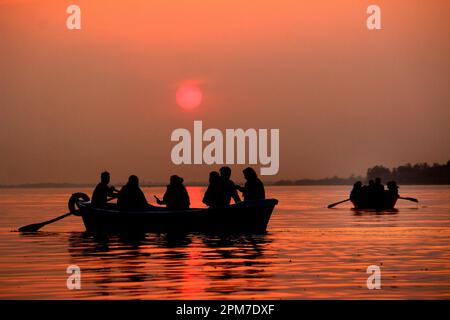 Bhopal, stato indiano di Madhya Pradesh. 11th Apr, 2023. La gente cavalca le barche al tramonto sul lago in Bhopal, la capitale dell'India Madhya Pradesh stato, 11 aprile 2023. Credit: Str/Xinhua/Alamy Live News Foto Stock