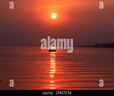 Bhopal, stato indiano di Madhya Pradesh. 11th Apr, 2023. La gente cavalca una barca al tramonto sul lago di Bhopal, la capitale dell'India Madhya Pradesh stato, 11 aprile 2023. Credit: Str/Xinhua/Alamy Live News Foto Stock