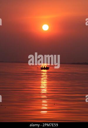 Bhopal, stato indiano di Madhya Pradesh. 11th Apr, 2023. La gente cavalca una barca al tramonto sul lago di Bhopal, la capitale dell'India Madhya Pradesh stato, 11 aprile 2023. Credit: Str/Xinhua/Alamy Live News Foto Stock