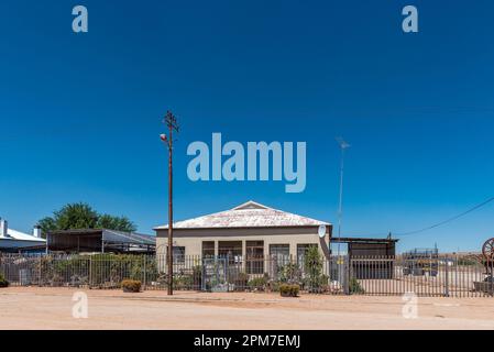 Kenhardt, Sud Africa - Febbraio 28 2023: Una scena di strada, con una vecchia casa, a Kenhardt nella Provincia del Capo Settentrionale Foto Stock