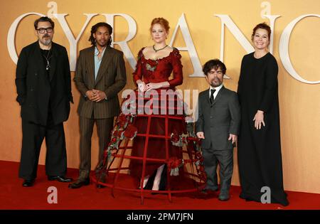 Joe Wright, Kelvin Harrison Jr, Hayley Bennett, Peter Dinklage ed Erica Schmidt partecipano alla prima mondiale di 'CYRANO' all'Odeon Luxe Leicester Square di Londra. Foto Stock