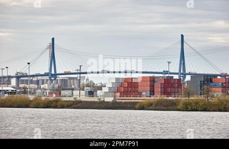 Amburgo, Germania. 12th Apr, 2023. I carrelli superano il ponte Köhlbrand. Il dilapidato ponte Köhlbrand nel porto di Amburgo dovrebbe essere sostituito da un tunnel in pochi anni. Ora il progetto sembra essere di nuovo in discussione. (A dpa autorità economica apparentemente domande Köhlbrand Tunnel di nuovo) Credit: Georg Wendt/dpa/Alamy Live News Foto Stock