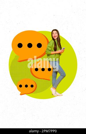 Foto collage poster magazine immagine di felice sorridente funky adolescente chiacchierare amici scrivere sms isolato su sfondo bianco disegno Foto Stock