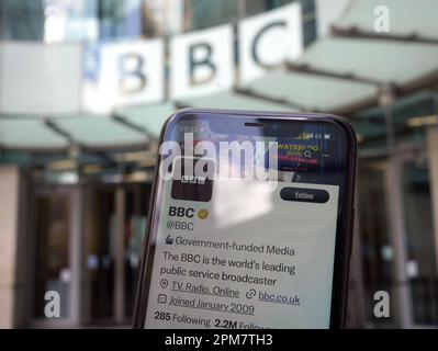 Una vista della pagina Twitter per il principale account @BBC, come il proprietario di Twitter Elon Musk ha detto che il sito dei social media aggiornerà il tag 'government-funded media' della BBC dopo che l'emittente si è opposta all'etichetta. Data immagine: Mercoledì 12 aprile 2023. Foto Stock