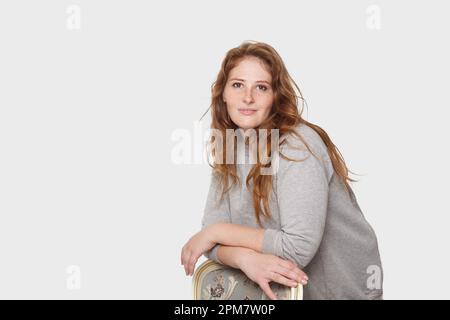 Bella donna positiva con capelli lunghi ritratto ondulato Foto Stock