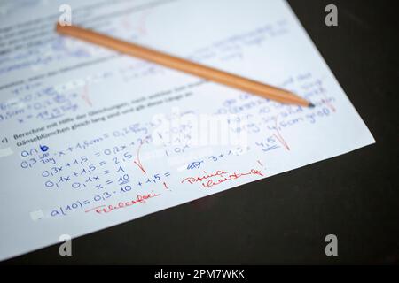 Eine Mathematik Klassenarbeit der 7. Eine gymnasiums,wurde mit einer sehr guten Note bewertet. Foto Stock