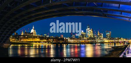 Notte a Londra, Vista di St. Cattedrale di Pauls e grattacieli di Under Blackfriars Bridge, River Thames, Londra, Inghilterra Foto Stock