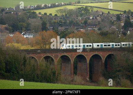 Un treno britannico di classe 700 Desiro City Thameslink che attraversa il viadotto di Eynsford, Kent, Regno Unito. Foto Stock