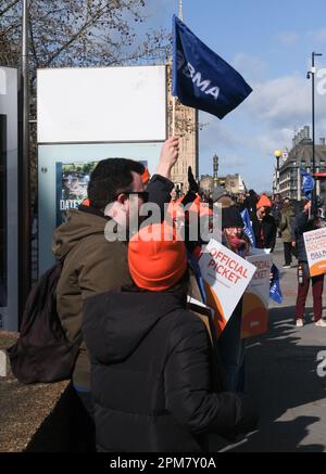 St Thomas' Hospital, Westminster Bridge, Londra, Regno Unito. 12th aprile 2023. Il secondo giorno dello sciopero dei medici in formazione. St Thomas' Hospital, Westminster Bridge. Credit: Matthew Chattle/Alamy Live News Foto Stock