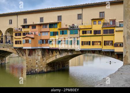 Ponte Vecchio sul fiume Arno, Firenze, Toscana, Italia Foto Stock