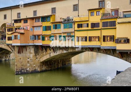 Ponte Vecchio sul fiume Arno, Firenze, Toscana, Italia Foto Stock