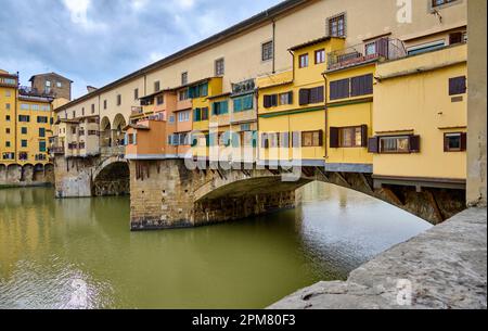 Ponte Vecchio sul fiume Arno, Firenze, Toscana, Italia Foto Stock