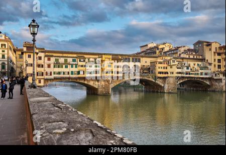 Ponte Vecchio sul fiume Arno, Firenze, Toscana, Italia Foto Stock