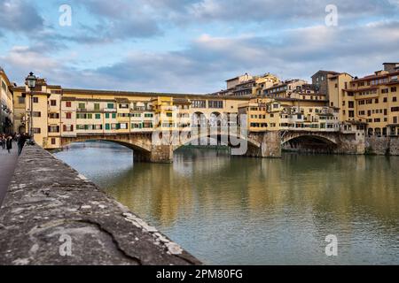 Ponte Vecchio sul fiume Arno, Firenze, Toscana, Italia Foto Stock