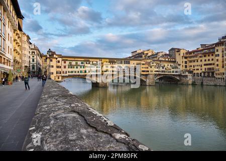 Ponte Vecchio sul fiume Arno, Firenze, Toscana, Italia Foto Stock