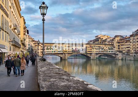 Ponte Vecchio sul fiume Arno, Firenze, Toscana, Italia Foto Stock