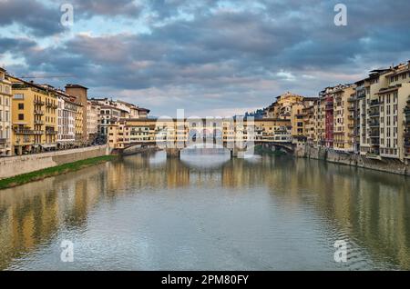 Ponte Vecchio sul fiume Arno, Firenze, Toscana, Italia Foto Stock