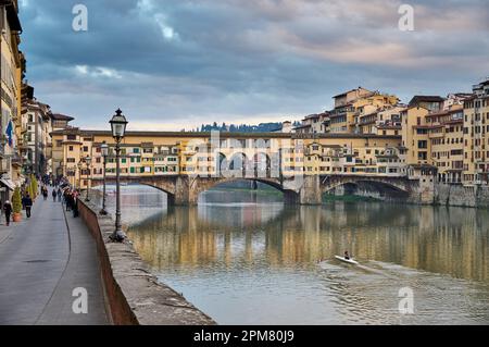 Ponte Vecchio sul fiume Arno, Firenze, Toscana, Italia Foto Stock