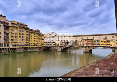 Ponte Vecchio sul fiume Arno, Firenze, Toscana, Italia Foto Stock