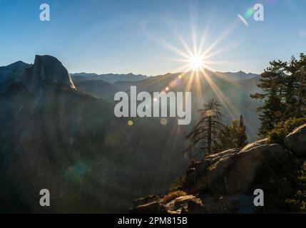Ammira il sole al parco nazionale di Yosemite in California Foto Stock