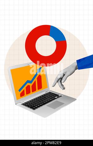 Immagine collage verticale del braccio gamma bianco nero raggiunge lo schermo del netbook freccia crescente verso l'alto diagramma delle statistiche Foto Stock
