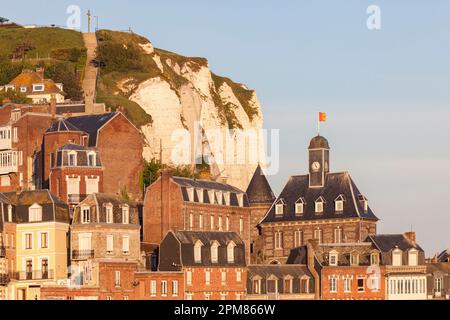 Francia, Seine Maritime, Cote d'Albatre (Costa d'Alabastro), le Treport, moli, Museo della vecchia Treport, ex municipio, E scale che salgono al Calvario situato sulla scogliera sud Foto Stock