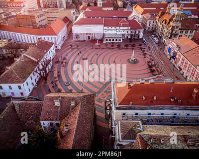Vista aerea di Piazza della libertà con i circostanti edifici in stile barocco. La foto è stata scattata il 5th febbraio 2023 a Timisoara, la Cultur europea Foto Stock