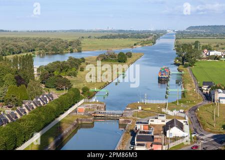 Francia, Seine-Maritime, Tancarville Bridge, l'estuario della Senna e il trasporto fluviale per la zona industriale di le Havre attraverso il canale Foto Stock
