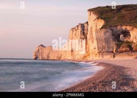 Francia, Seine-Maritime, Pays de Caux, Costa d'Alabastro (Cote d'Albatre), Etretat, lungomare, la scogliera di Porte d'Amont e la marea crescente Foto Stock