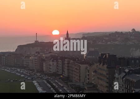 Francia, Senna Marittima, Pays de Caux, Costa d'Alabastro (Cote d'Albatre), Dieppe, spianata, vista elevata degli edifici, Notre-Dame-de-Bon-Secours cappella, il disco del sole nascente e un cielo senza nuvole Foto Stock