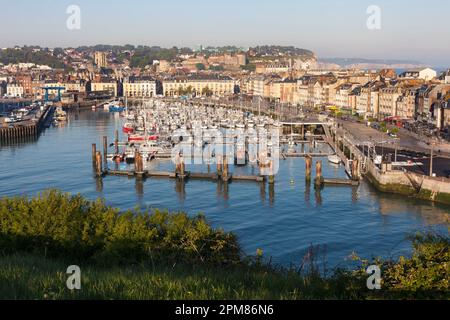 Francia, Senna Marittima, Pays de Caux, Costa d'Alabastro (Cote d'Albatre), Dieppe, vista generale del porto, il castello e le scogliere sullo sfondo Foto Stock