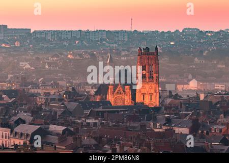 Francia, Seine-Maritime, Pays de Caux, Costa d'Alabastro (Cote d'Albatre), Dieppe, vista elevata della chiesa illuminata di Saint-Jacques all'alba Foto Stock