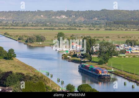 Francia, Seine-Maritime, Tancarville Bridge, l'estuario della Senna e il trasporto fluviale per la zona industriale di le Havre attraverso il canale Foto Stock