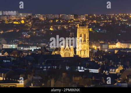 Francia, Seine-Maritime, Pays de Caux, Costa d'Alabastro (Cote d'Albatre), Dieppe, vista elevata della chiesa illuminata di Saint-Jacques di notte Foto Stock