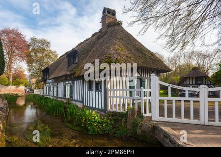 Francia, Seine-Maritime, Veules-les-Roses, Pays de Caux, le Moulin du Gué, famosa casa tradizionale con tetto di paglia, sulle rive del Veules, il fiume più corto in Francia Foto Stock