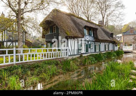 Francia, Seine-Maritime, Veules-les-Roses, Pays de Caux, le Moulin du Gué, famosa casa tradizionale con tetto di paglia, sulle rive del Veules, il fiume più corto in Francia Foto Stock