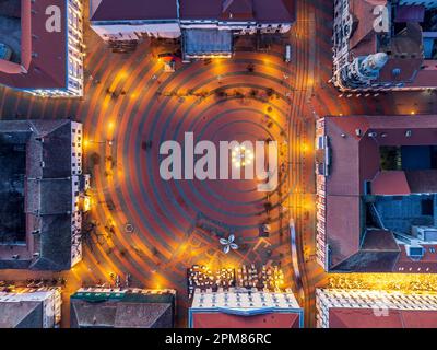 Vista aerea di Piazza della libertà con i circostanti edifici in stile barocco. La foto è stata scattata il 5th febbraio 2023 a Timisoara, la Cultur europea Foto Stock