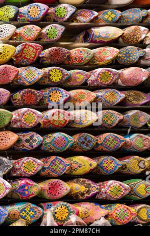 Marocco, Alto Atlante, Marrakech, città imperiale, medina patrimonio mondiale dell'UNESCO, negozio di pantofole tradizionali nel souk Semmarine n°18 Foto Stock